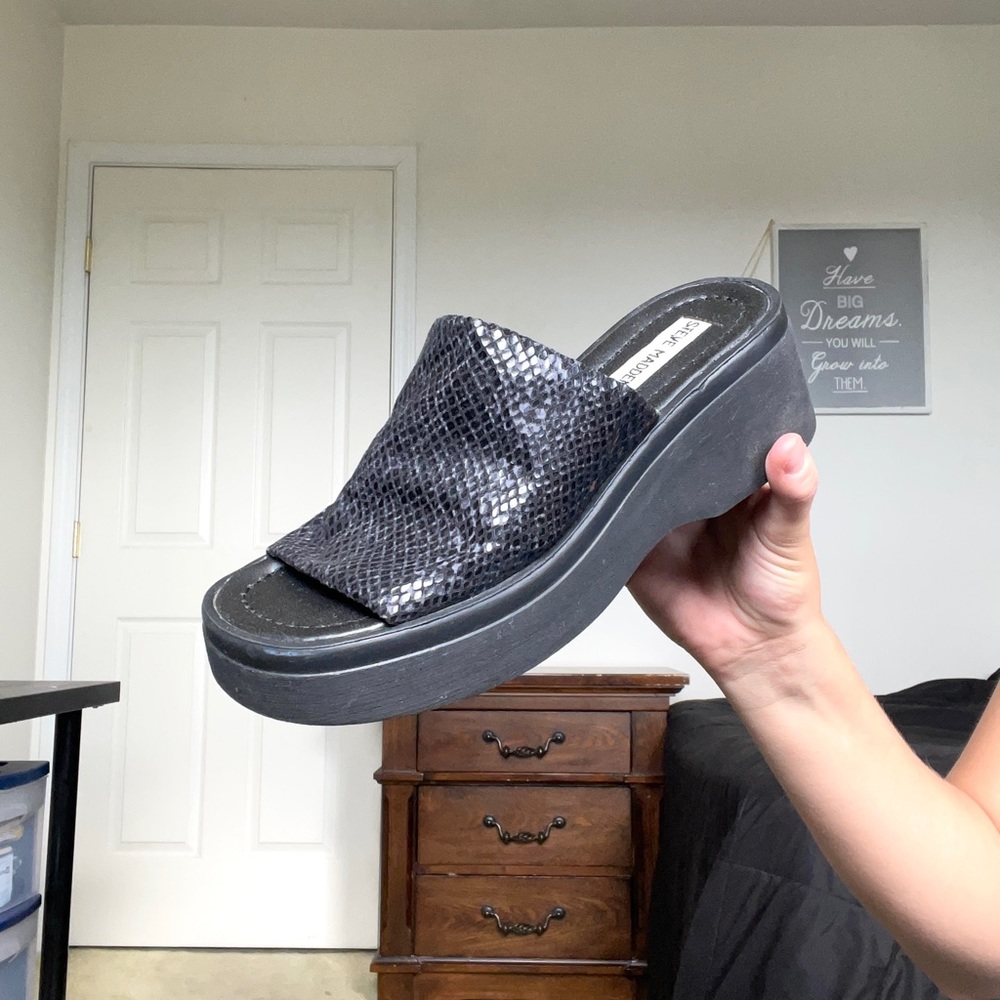 INCREDIBLE Vintage 90s 2000s Steve Madden Slinky Platform Sandals - SNAKESKIN !